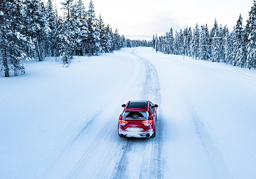 Carro em estrada com neve