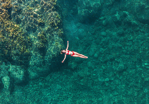 Mulher a relaxar numa piscina natural, Madeira