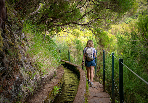 mulher a caminhar na Levada da Madeira