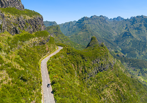 Carro numa estrada de montanha, Madeira