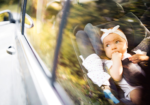 viajar com bebés: bebé numa cadeirinha a viajar de carro